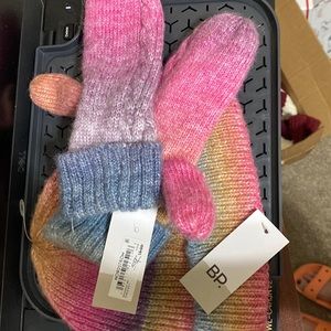 NWT Hat and Mittens Set